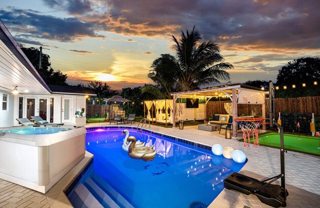 Top Villa w/Game Room Hot Tub & Htd Pool Near Beach