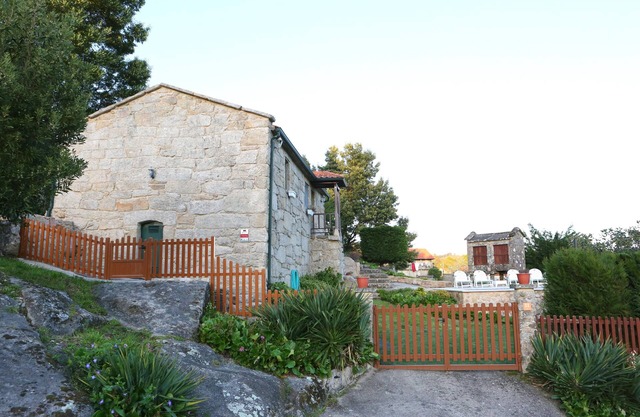 Tourist cottage Pontecaldelas, Pontevedra, garden 700 m2 with barbecue,