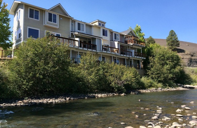 Town Home On The River. A/C. Views. Fish. Hot Springs. Walk To Town .