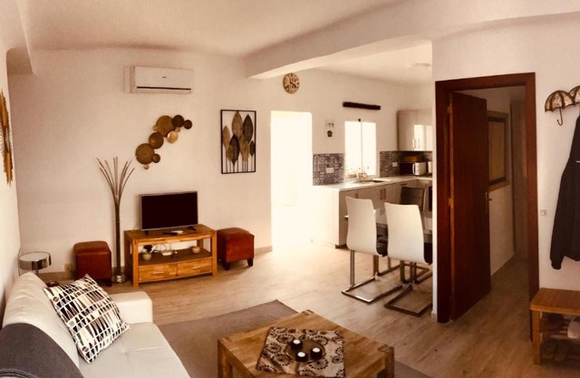 Town House with Patio in Quiet Residential Area 10 Min from Beach