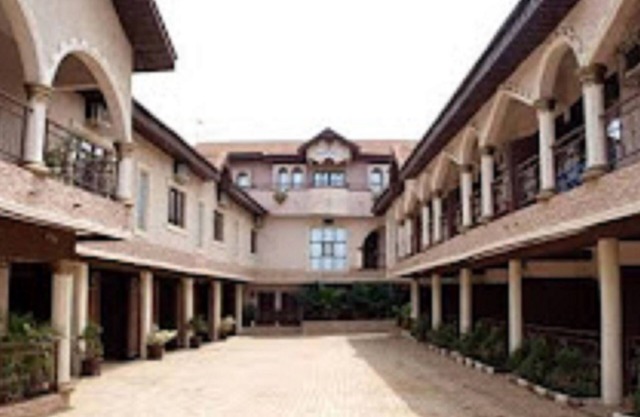 Townhall Hotel & Suites