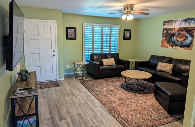 Townhome steps to park & lake w/big patio, no stairs