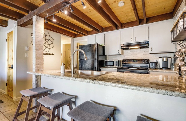 Townhome w/Mtn View - Walk to Brian Head Lifts!