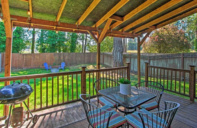Townhome w/ Yard: 3 Mi to Camp Murray & JBLM