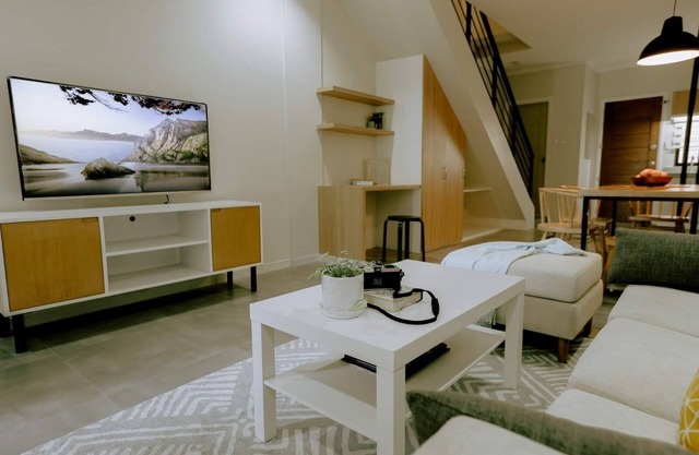 Townhouse/Apartment in Angeles city near Clark with AC, Wifi, and Netflix.
