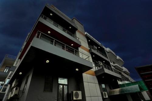 Townhouse Happy Keys Near Iskcon Temple Noida