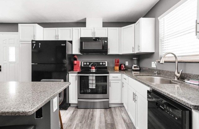 Townhouse in Prime Carmel Location!