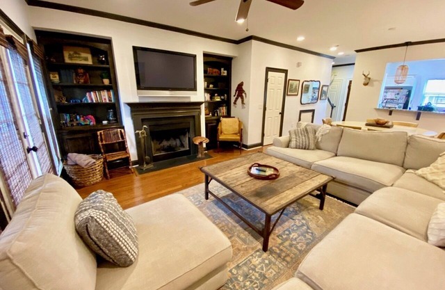 Townhouse in the West End steps from everything! Main St, Falls Park, Baseball