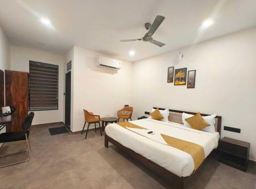 Townhouse Oak L B Nagar Metro Station