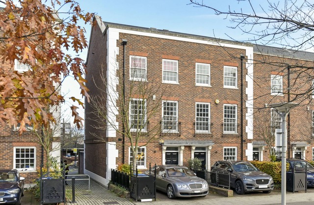 Townhouse Overlooking Park Borough Of Greenwich. near Elizabeth Line Station