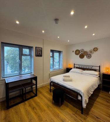 Townhouse Studio with Kitchen & Ensuite - Great Location