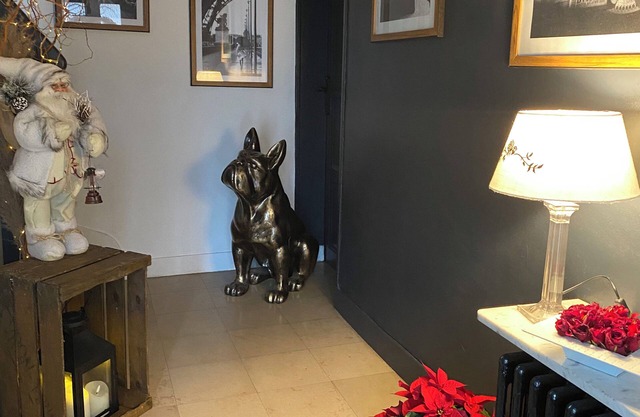 Townhouse with Christmas decorations 800 meters from downtown!