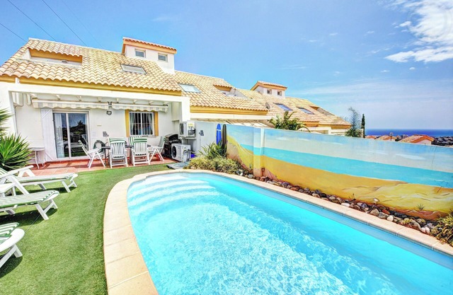 Townhouse with Private Pool and free wi fi sea and mountain views