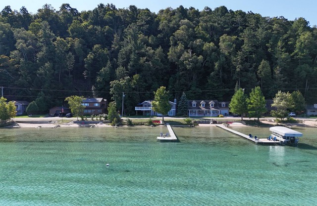 Trader Scott's - GORGEOUS LAKEFRONT HOME WITH PRIVATE DOCK AND BONFIRE RING!