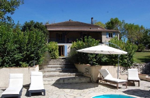 Traditional 1 bed French gite, with private pool, 3 acres of garden. Aircon.