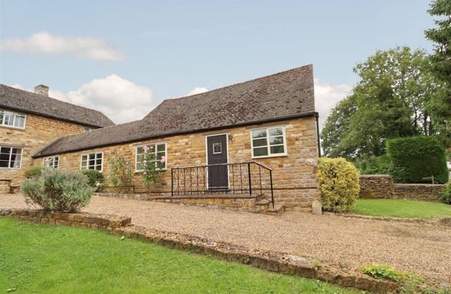 Traditional 2 Bedroom Cotswold Stone Cottage