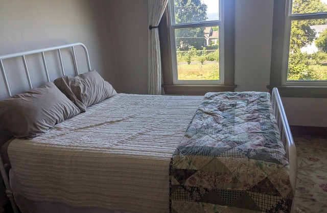 Traditional bed & breakfast in Snohomish with comfy bed, private bathroom, WiFi