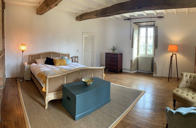Traditional hilltop Gascon farmhouse with large pool overlooking the Pyrénées