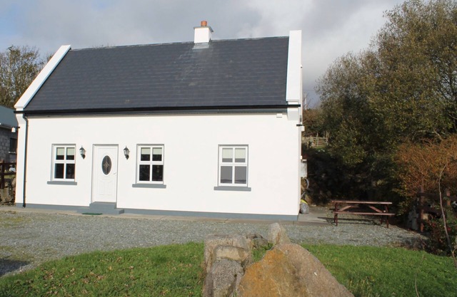Traditional Irish Cottage In The Heart Of Connemara with WI-FI
