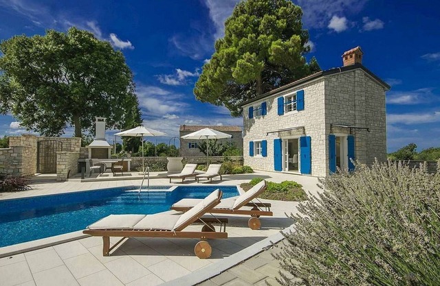 Traditional Istrian stone villa with private pool and hydromassage corner