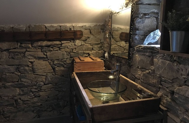 TRADITIONAL RESTORED STONE HOUSE ON RIVERSIDE
