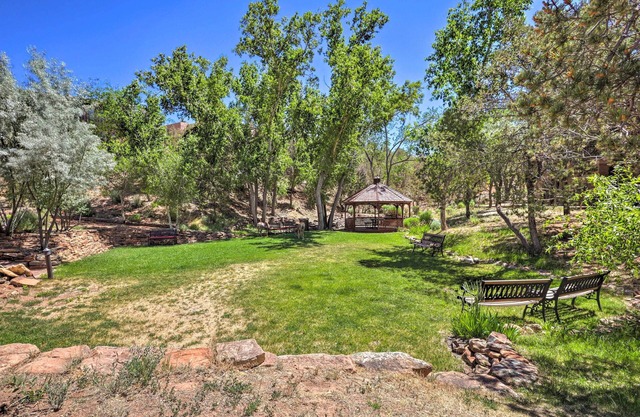 Traditional-style Adobe Casita - Walk to Dtwn