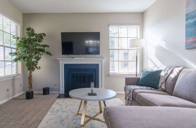 Tranquil 1BR King Suite w/Pool, Gym, Parking 04
