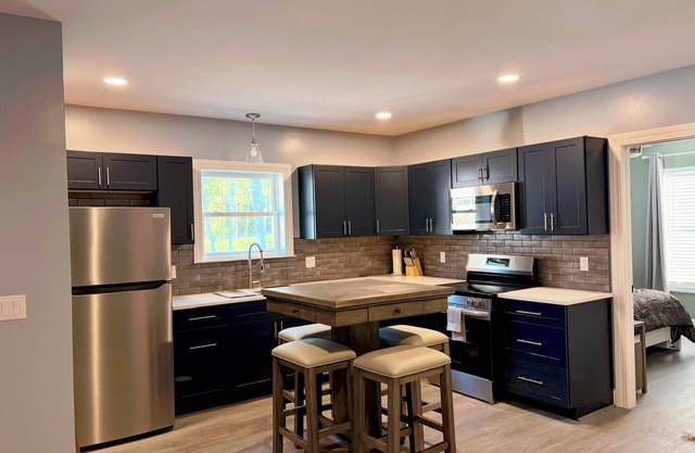 Tranquil, 2-bedroom duplex unit with AC, full kitchen and WiFi in Palmyra