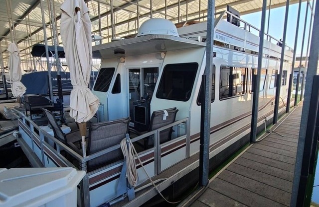 Tranquil 3-bedroom boat in Henderson with fitness room, AC, WiFi