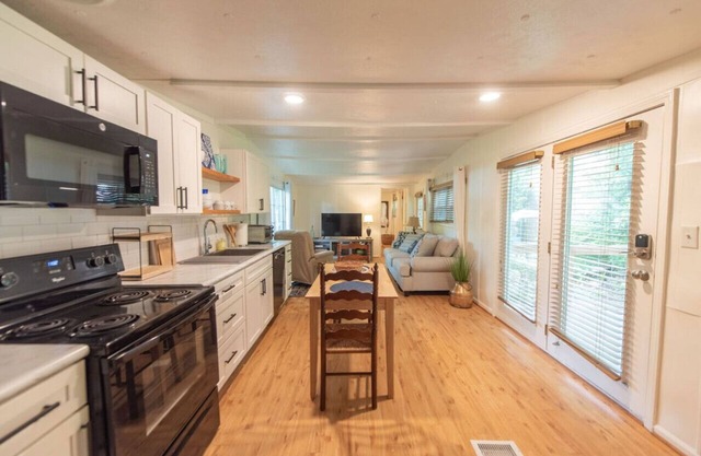Tranquil Cottage w/Soaking Tub & Oversized Shower