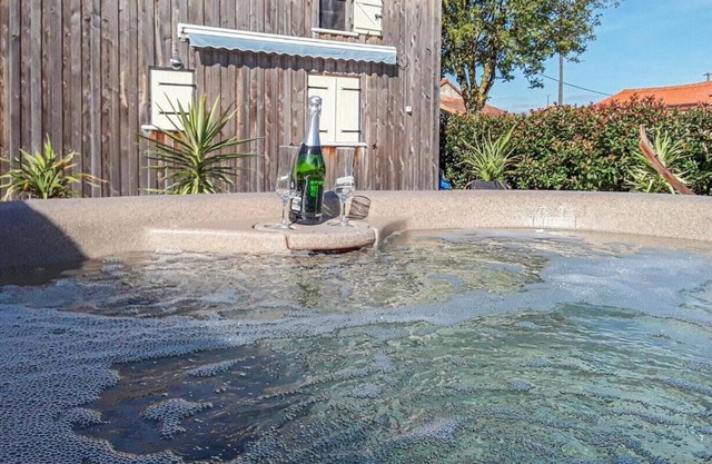 Tranquil Countryside Retreat With hot tub and Pool