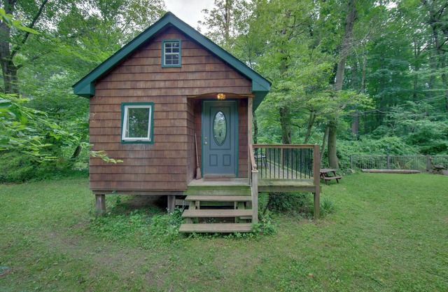 Tranquil Creekside Cabin in Dutch Country!