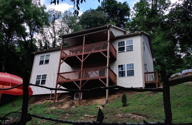 Tranquil Creekside Mountain View Getaway