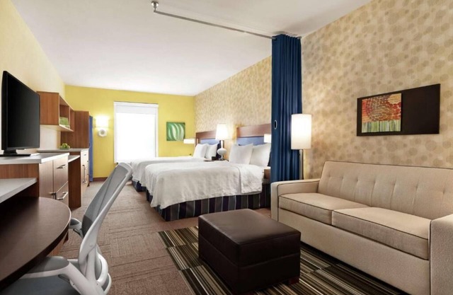 Tranquil Escape! Kitchen, Outdoor Pool, Free Breakfast and Parking, Pets Allowed