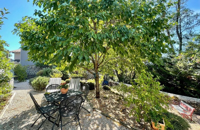Tranquil Garden Retreat with Jacuzzi & Sauna near UNESCO Sites