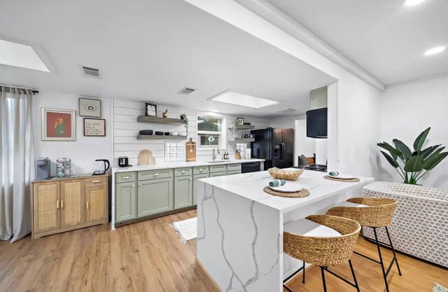 Tranquil Home by IAH, Shop&Dinenn