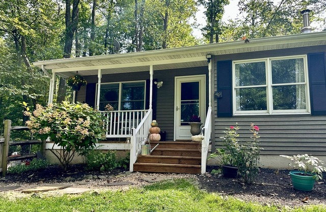Tranquil Home with Chickens and Ducks in Linden near vineyards & hiking