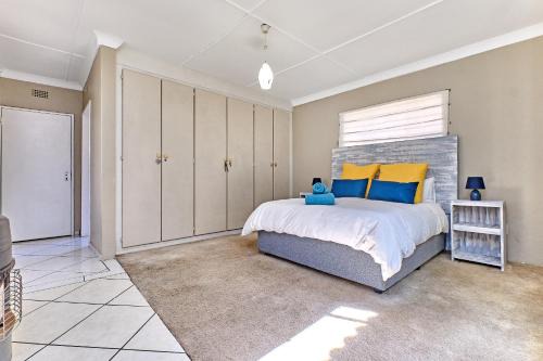 Tranquil, large 1 bedroom garden cottage, 12 mins from OR Tambo International with backup water