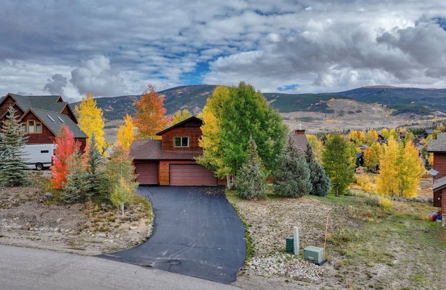 Tranquil luxury Dillon home 5BR + HotTub + Heated Garage available 30+ days