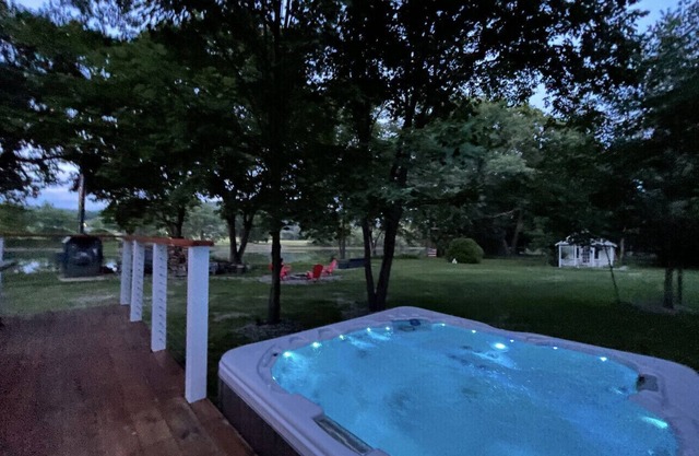 Tranquil River cottage w/hot tub, firepit , mins to a 18-holes golfing & fishing