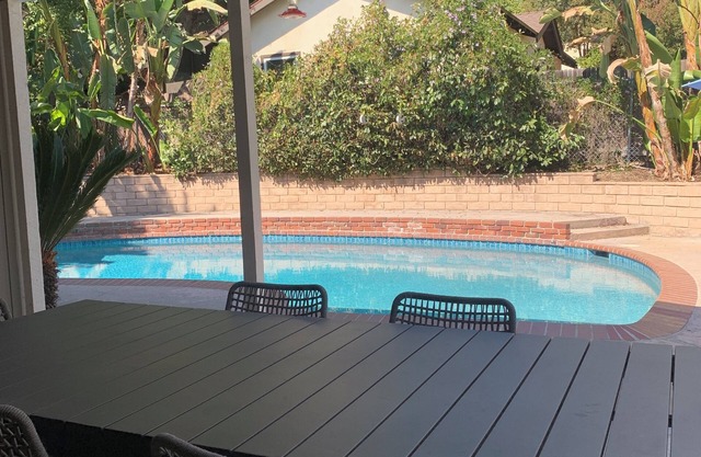 Tranquil Sierra Madre foothills retreat. Pool, fireplace, WIFI, large kitchen