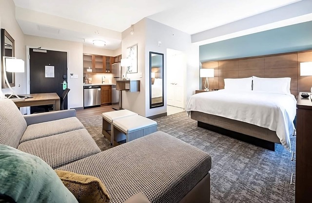 Tranquil Studio w/Poolside Bar and Soothing Ambiance Near Marco Island Beaches