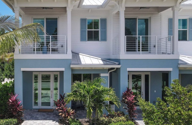 Tranquil Townhouse, Community Pool, Dock access, Waterfront Community!