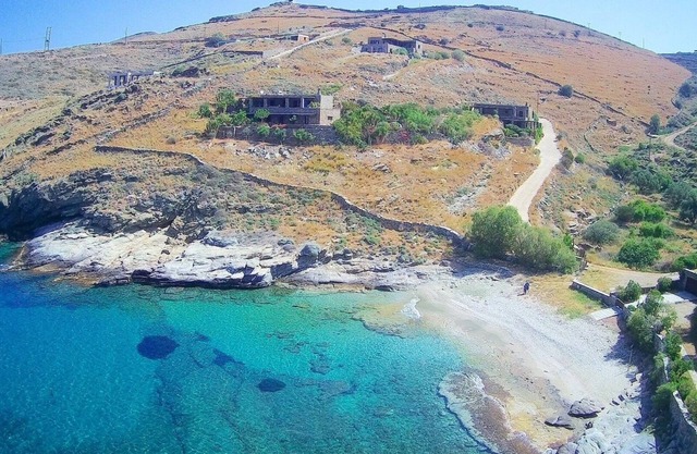 Tranquil, very private, luxury, spacious, secluded, 2 bdr -2 bathrm, own beach