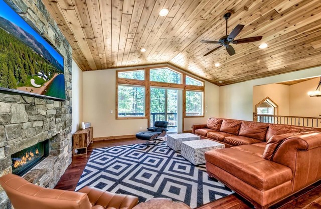 Tranquility in the Trees - Hot Tub, Projection TV Theater and Air Hockey