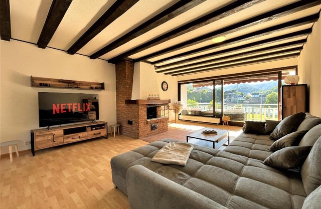 Traumaussicht Kamin Balkon Burgblick 65 Zoll TV Netflix Waipu Lindenplatz