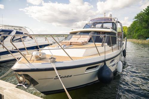 TraumZeitBoot Susan Yacht - exklusiver Festlieger in perfekter Lage am Scharmützelsee Bad Saarow