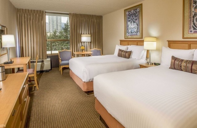 Travel Destination! Onsite Parking and Pool, Near Bellevue Downtown Park