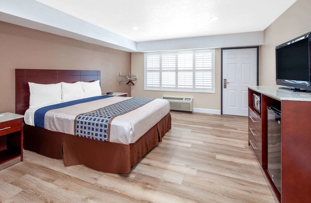 Travelodge by Wyndham Harbor City