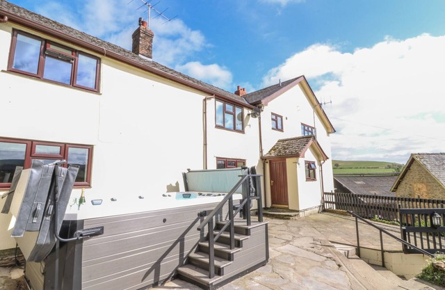 TREBOETH, pet friendly, character holiday cottage in Knighton